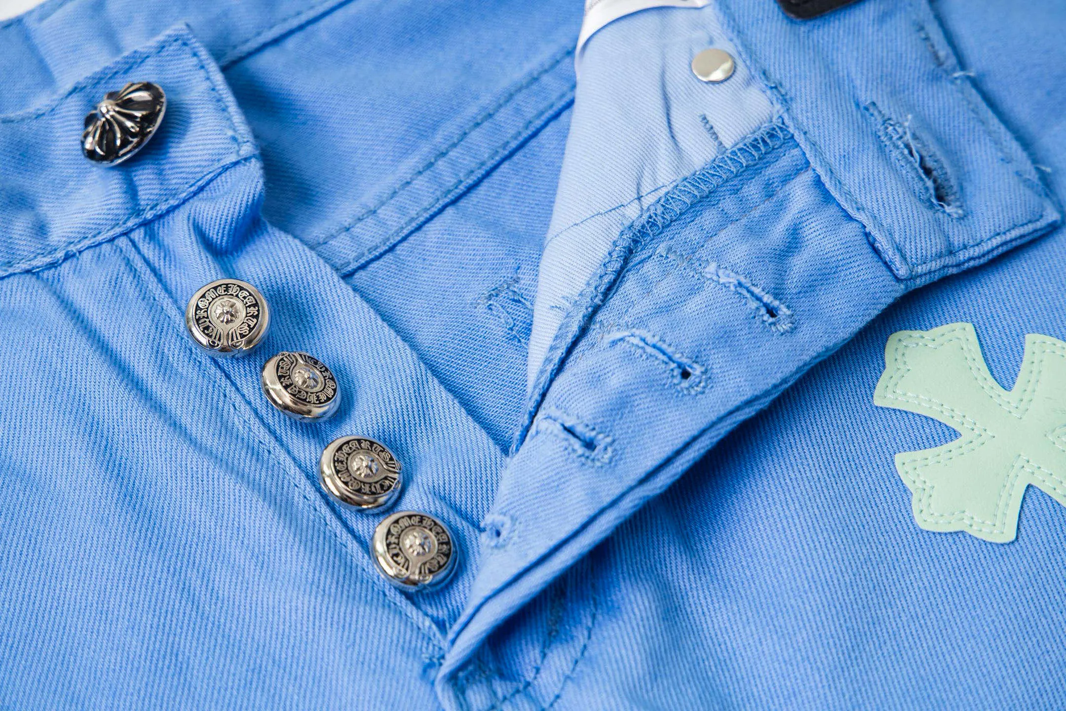 P270 💰 (Top version) CHROME HEARTS 25ss dopamine light blue cross-over leather washed jeans - Full of exploring the ultimate in fashion, Chrome Hearts' new Chrome Hearts pants not only present a unique style, the fresh ice blue color looks particularly youthful and energetic. The mid-high waist design is paired with a lazy and casual style, which not only shows long legs but also maintains a casual feel. It is a must-have fashion choice for trendy men and trendy women. Color: Dopamine light blue Size: 28-30-32-34 (corresponds to S-M-L-XL)